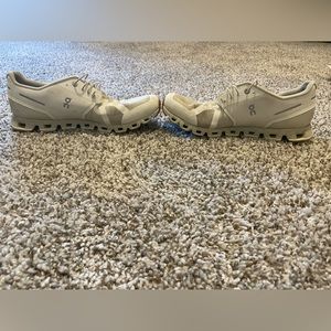 On Cloud Tennis Shoes Size 9.5